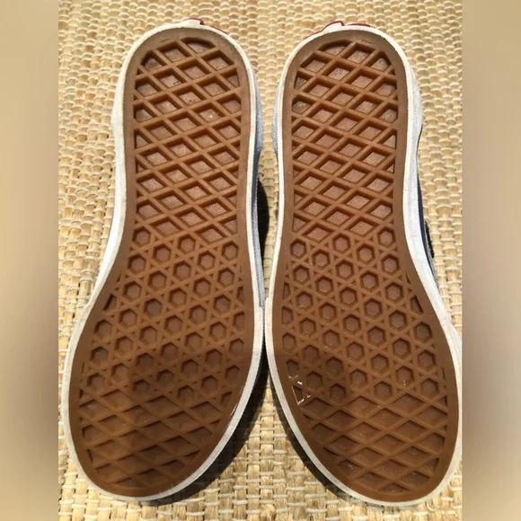 CONVERSE All Star ladies sz 7. Look new elastic at back for fit. - Picture 5 of 6